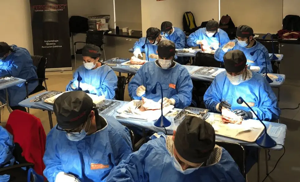 Curso de implantología oral con estudiantes en sesión práctica